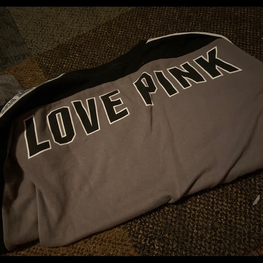 XS pink crew neck. fits more like a bigger small